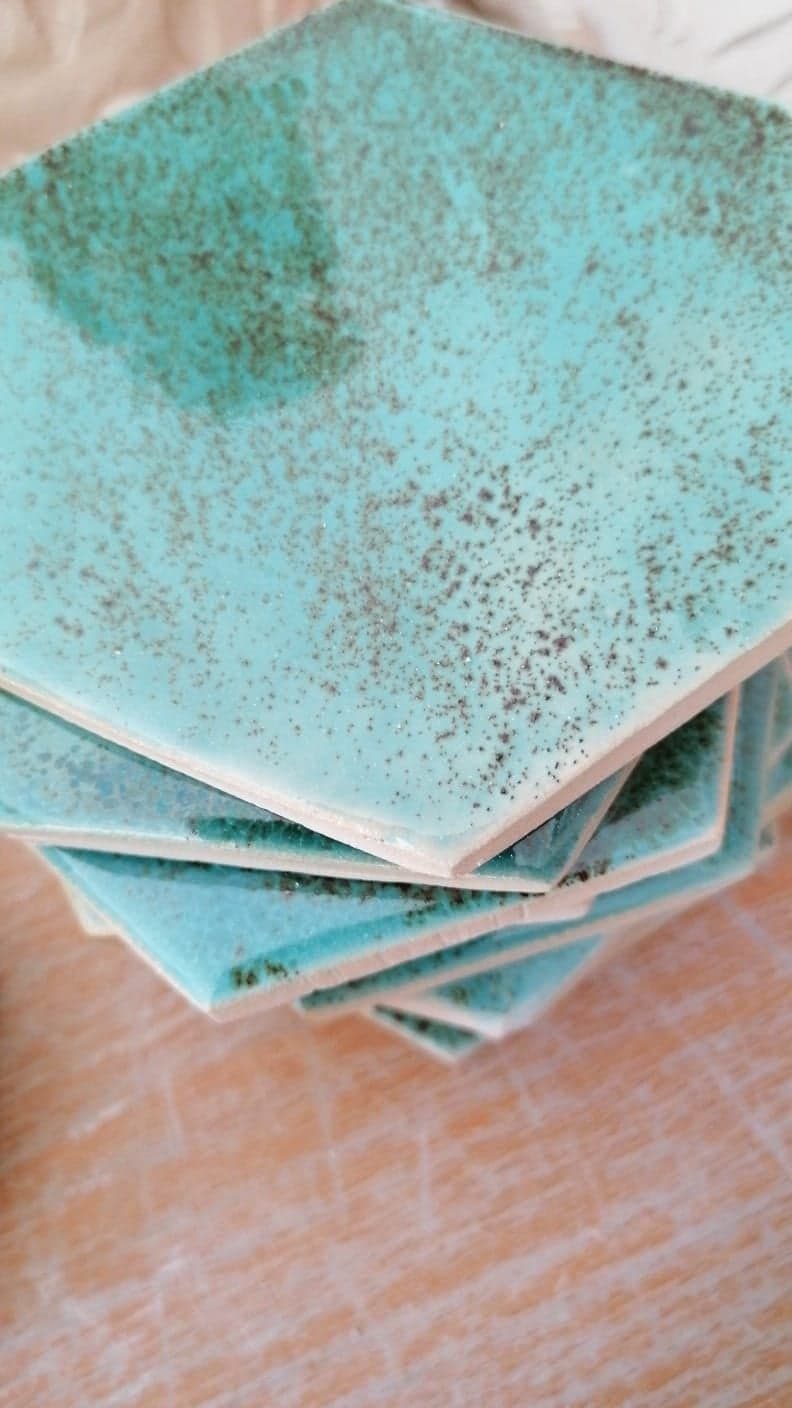 niebieskie kafle ceramiczne w kształcie heksagonów