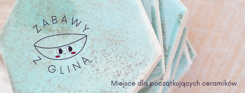 kafle ceramiczne z logo strony Zabawy z gliną oraz hasłem: miejsce dla początkujących ceramików.
